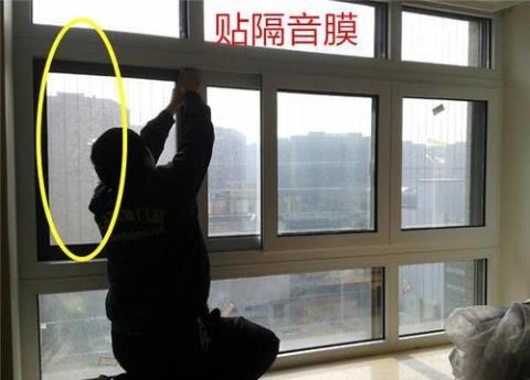 当收到台风预警时，应迅速关好窗户，并在窗户玻璃上用胶布贴成“ 