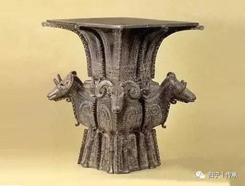 __是中国仍存商代青铜方尊中最大的一件，被史学界称为“臻于极致的青铜典范”。