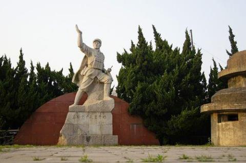 革命烈士____是中国共产党早期隐蔽战线斗争的人物代表，他与李克农、胡底被周恩来誉为中共隐蔽战线的“龙潭三杰”。