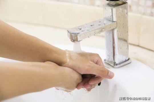 日常生活中，哪些情况下更加重视洗手？