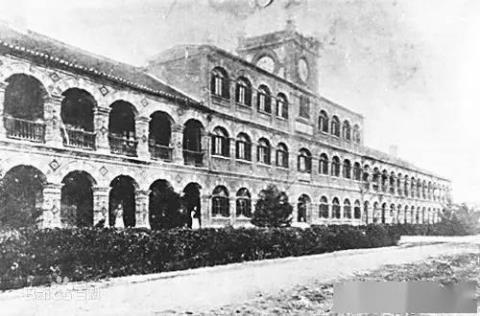 1901年（清光绪二十七年），清廷诏令全国各省在省城旧书院的基础上设大学堂
