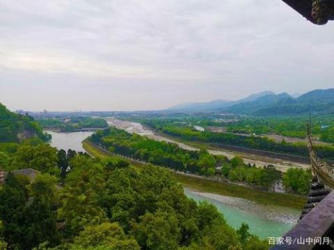 坐落在四川省成都平原西部的岷江上，被誉为“世界水利文化的鼻祖”